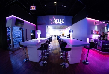 Logo Topper High Top Centerpiece