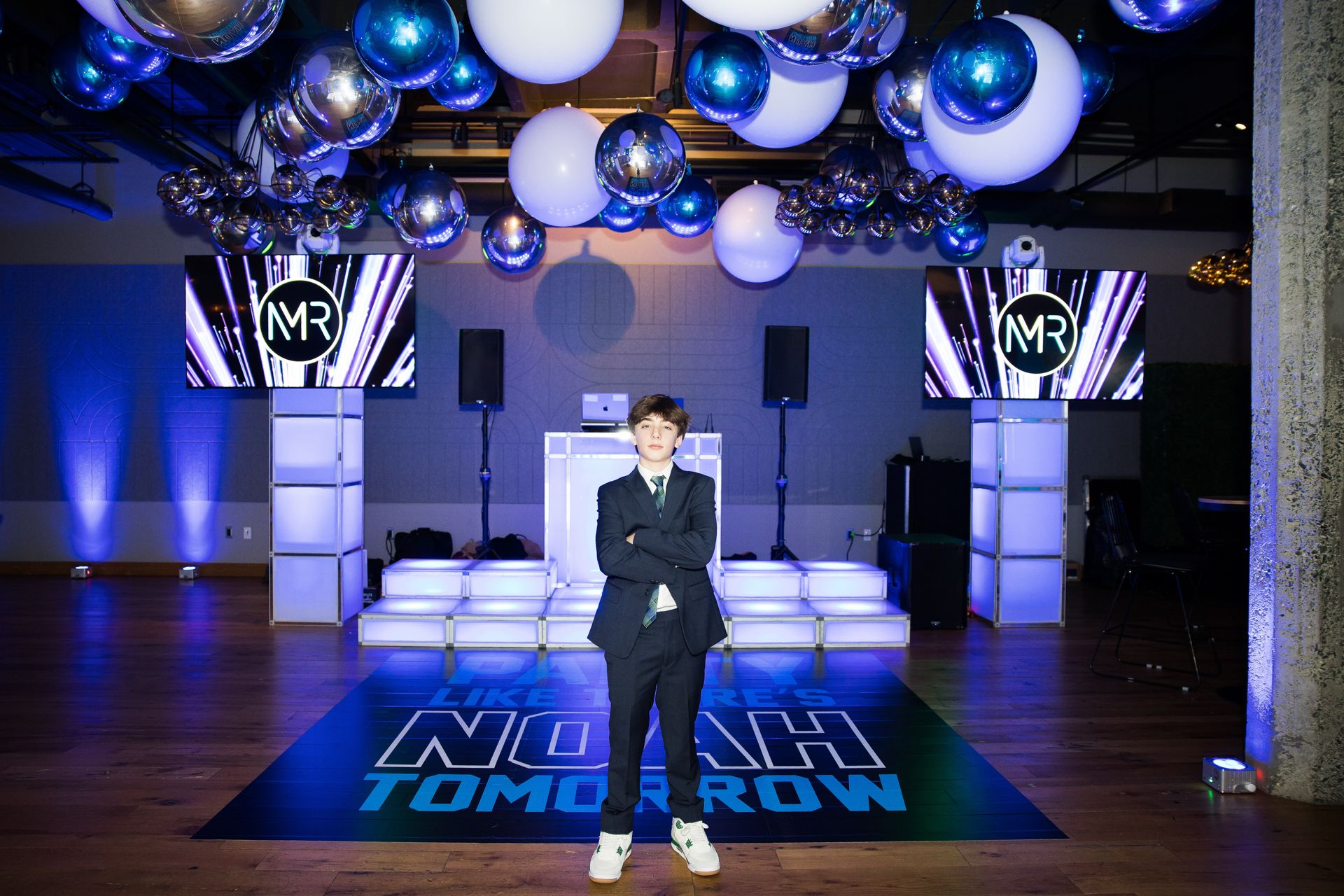 metallic_silver_white_ceiling