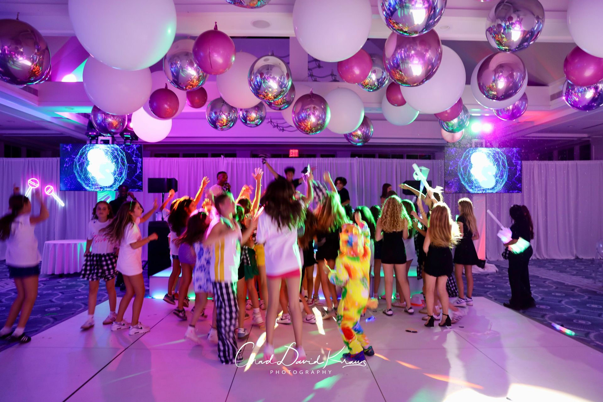 pink_silver_and_white_ceiling_balloons