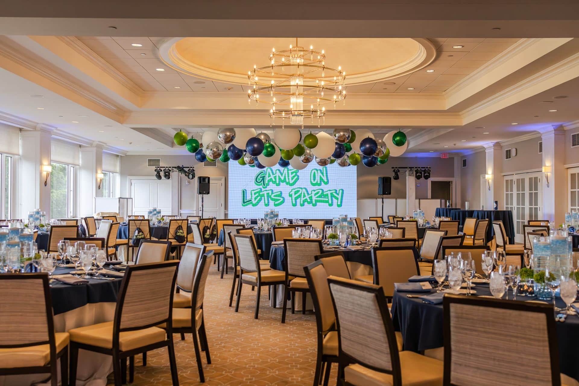 rolling-hills-ceiling-balloons