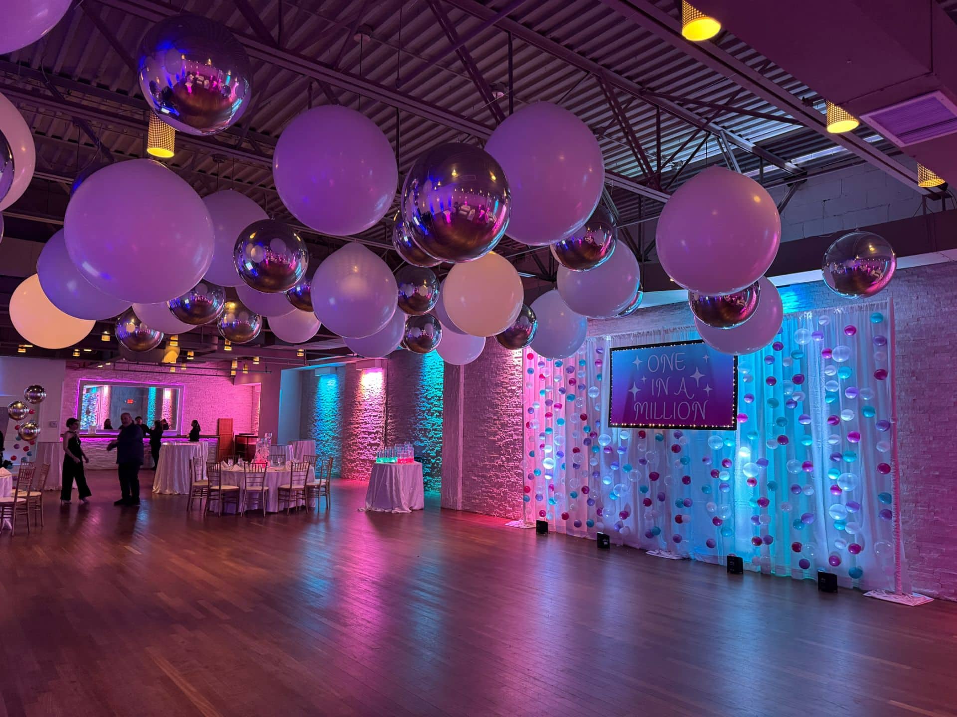 wilshire-grand-ceiling-balloons