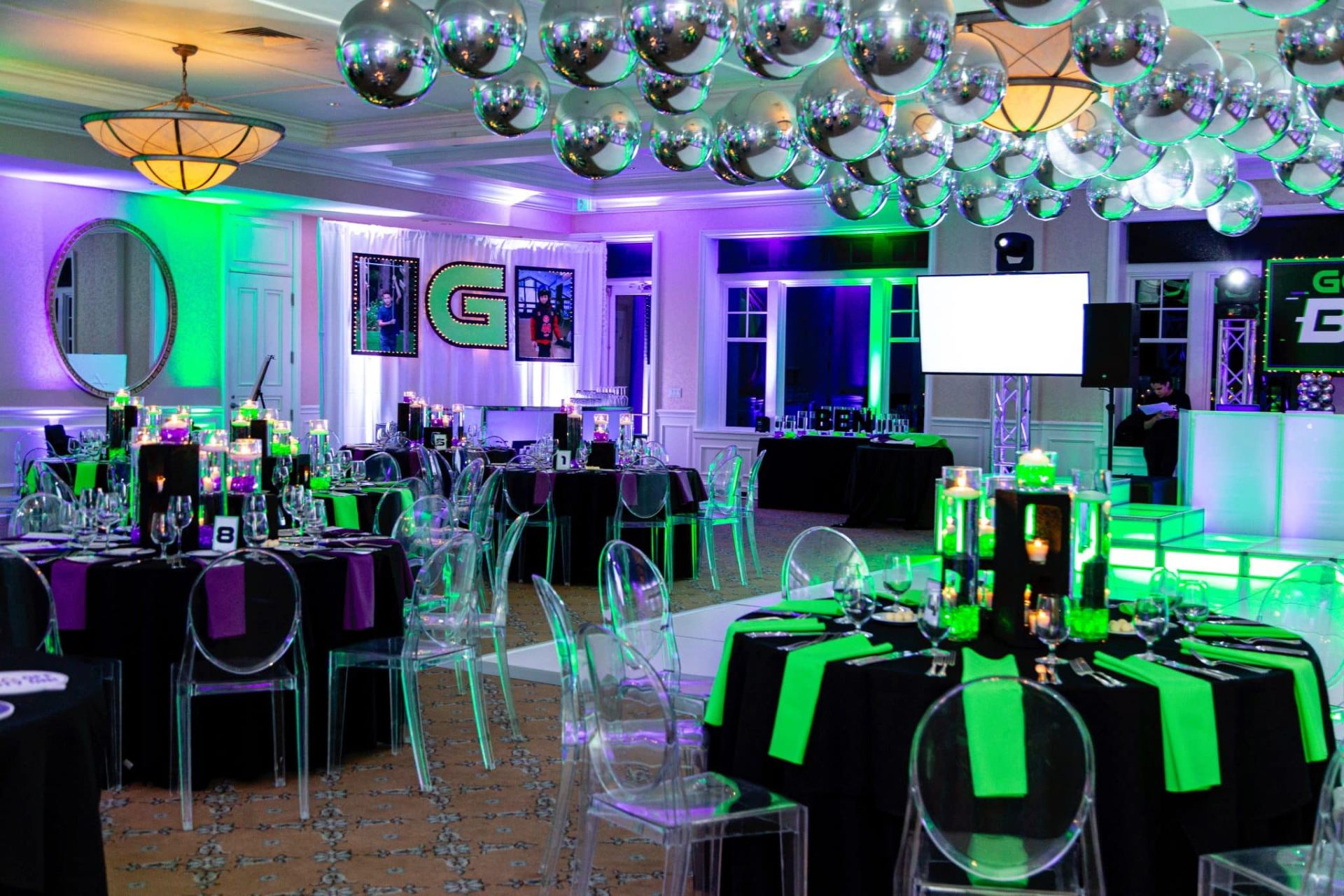Ceiling covered with balloons for party ambiance