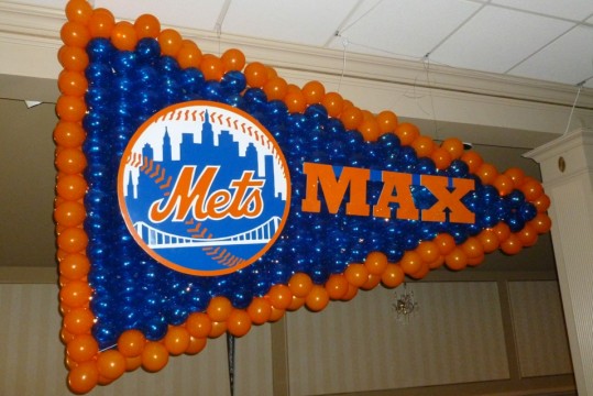 Mets Baseball Pennant Balloon Scuplture
