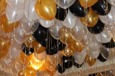 Black & Gold Loose Ceiling Balloons with Shimmer & Sparkle Ribbon