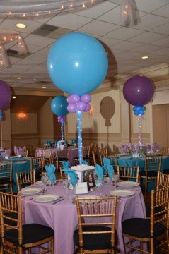 Photo Cube Centerpieces with Alternating Turquoise & Lavender Balloons