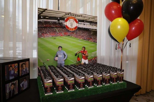 Manchester United Seating Card Display with Stadium Blowup & Player Cutouts